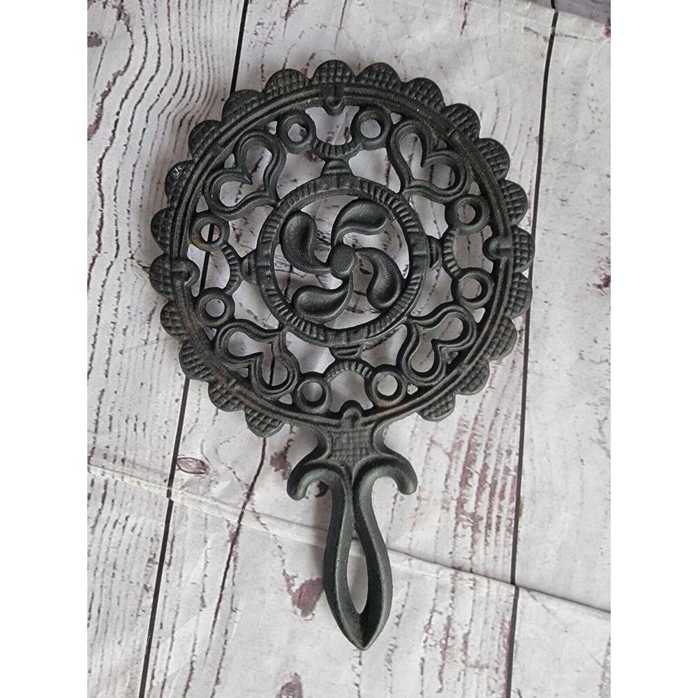Vintage cast iron Scalloped Edge And Hearts Design Hot Pot Trivet